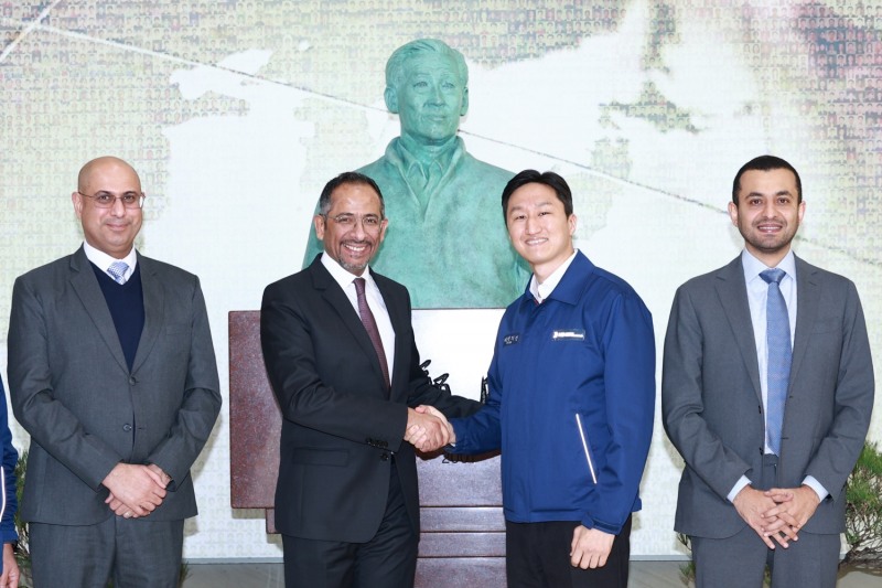 HD현대 정기선 부회장이 사우디 산업광물자원부 알코라이예프 장관 일행과 울산 HD현대중공업 내 정주영 창업자 흉상 앞에서 기념촬영을 하고 있다. (왼쪽 첫 번째부터) 사드 알 칼브 사우디 수출입은행 CEO, 반다르 이브라힘 알코라이예프 사우디 산업광물자원부 장관, HD현대 정기선 부회장, 술탄 빈 칼리드 알사우드 사우디 산업개발기금 CEO.(사진=HD현대)