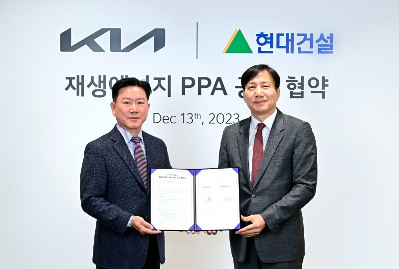 (왼쪽부터) 기아 기업전략실 정의철 전무와 현대건설 개발사업부 최재범 개발사업부 전무가 13일 서울 양재동 기아 본사에서 태양광 재생에너지 PPA(Power Purchase Agreement·전력구매계약) 업무 협약을 체결하고 기념촬영을 하고 있다.(사진=기아)