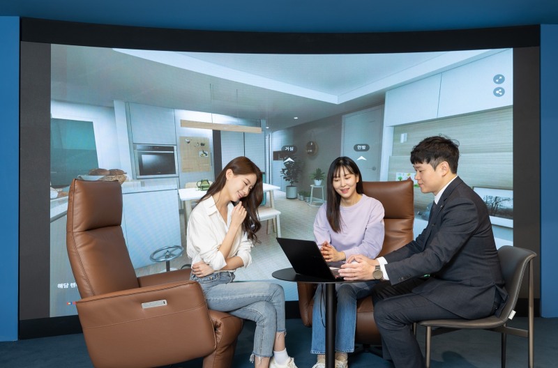 한샘 매장에서 인테리어 전문가가 고객 상담을 진행하는 모습.(사진=한샘)