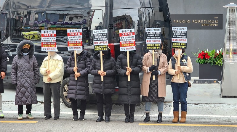 안산주공6단지 소유주들이 대우건설 홍보관 앞에서 집회를 열고 있다.(사진=독자)
