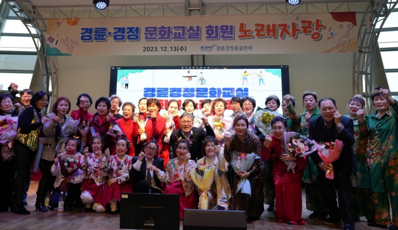 이홍복 경륜경정총괄본부장(중앙)과 대회 참가자들이 시상식 종료 후 기념사진을 촬영하고 있다. (사진=국민체육진흥공단)
