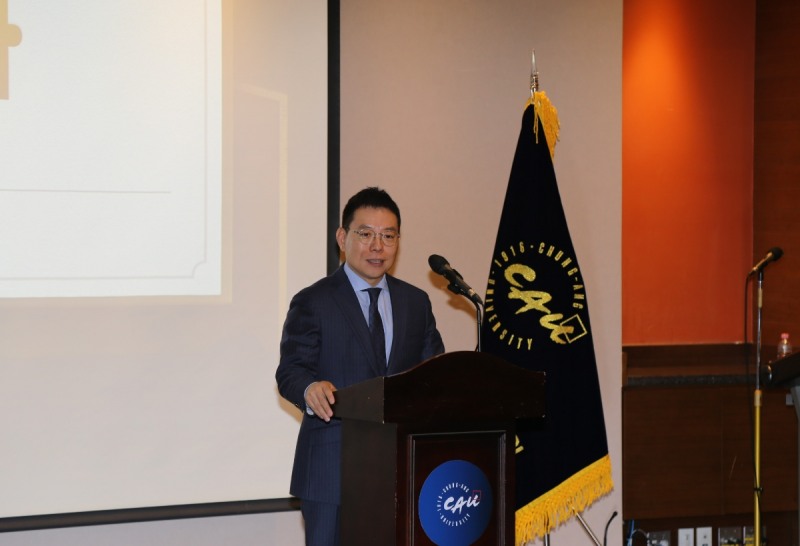 지난 14일 서울 동작구 중앙대 유니버시티클럽에서 열린 ‘건설 동반성장 경영자과정’ 수료식에서 안지훈 DL이앤씨 외주구매실장이 격려사를 하고 있다.(사진=DL이앤씨)