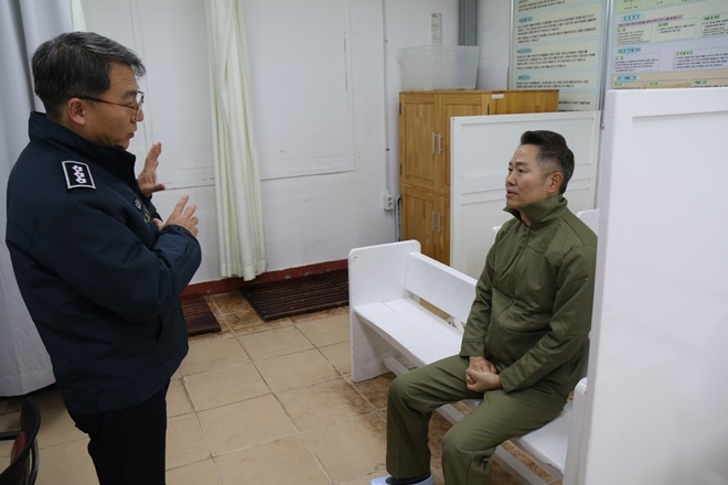 수용자복을 입고 신입입소 교육을 받고있는 권기철 창원지법 마산지원장.(사진제공=창원교도소)