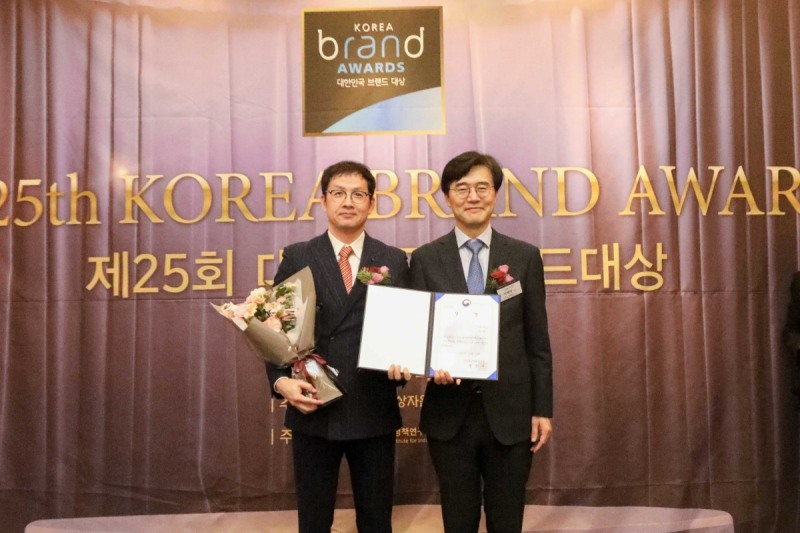 13일 노보텔 앰배서더 강남에서 열린 제25회 대한민국브랜드대상에서 김경원 제주항공 커머셜전략실장(사진 왼쪽)이 기념촬영을 하고 있다.(사진=제주항공)