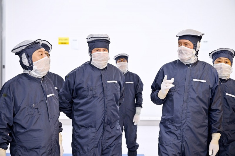 방진복을 입은 윤석열 대통령(왼쪽부터)이 12일(현지시간) 벨트호벤 소재 ASML 본사에서 빌럼-알렉산더르 네덜란드 국왕과 함께 클린룸을 방문, 크리스토프 푸케 ASML 최고사업책임자의 설명을 듣고 있다. 사진=연합뉴스
