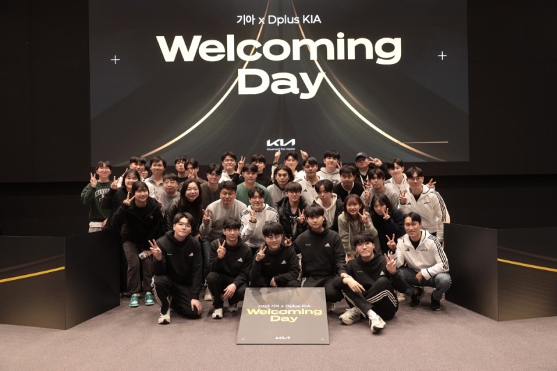 디플러스 기아 웰커밍데이에서 참가자들이 기념사진을 촬영하고 있다.(사진=기아)