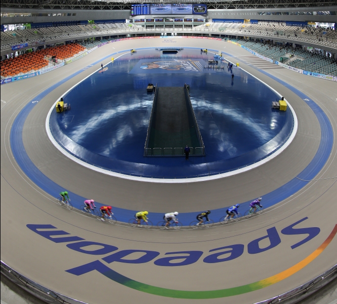 광명스피돔 벨로드롬에서 선수들이 경주를 진행하고 있다. (사진=국민체육진흥공단)