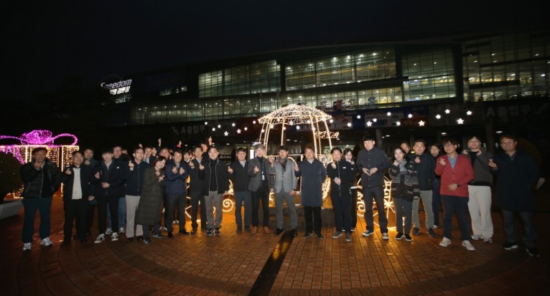 광명스피돔 중앙광장에서 열린 조명 점등식에서 경륜 임직원, 광명시민 등이 모여 기념사진을 촬영하고 있다. (사진=국민체육진흥공단)