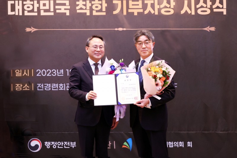 행정안전부 고기동 차관(왼쪽)이 대우건설 서희종 상무(오른쪽)에게 상을 수여하고 있다.(사진=대우건설)