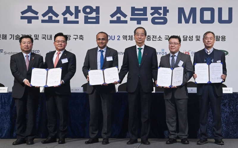 18일 서울 중구 롯데호텔에서 열린 제6차 수소경제위원회의 사전행사로 진행된 '수소 연료전지 부품 국산화 및 글로벌 진출을 위한 업무협약' 체결식 후 박경일 SK에코플랜트 사장(왼쪽 2번째), 라비 프래셔(Ravi Prasher) 블룸에너지 최고기술경영자(왼쪽 3번째), 박기철 티앤이코리아 대표(오른쪽 2번째), 김인응 아모센스 대표(오른쪽 1번째) 등 MOU 체결 기업 대표와 한덕수 국무총리(왼쪽 4번째), 강경성 산업통상자원부 제2차관(왼쪽 1번째)이 기념촬영을 하는 모습.(사진=SK에코플랜트)