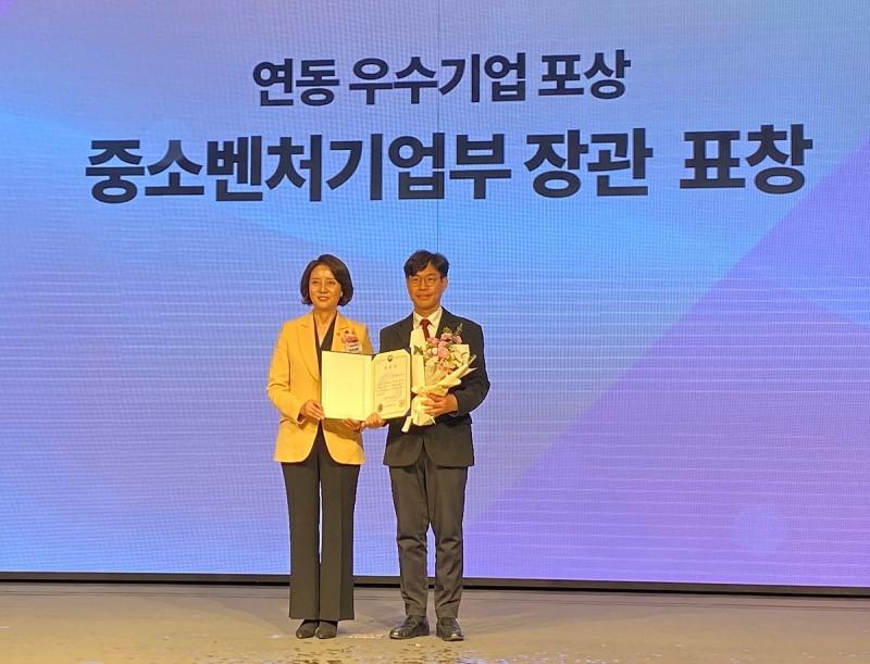 (왼쪽부터) 이영 중소벤처기업부 장관, 정우석 코레일 동반성장처장.(사진=코레일)