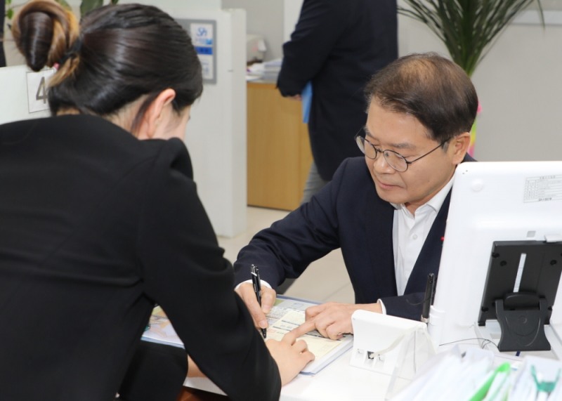 이정식 장관이 가입 약정서에 서명하는 모습. 사진=수협은행