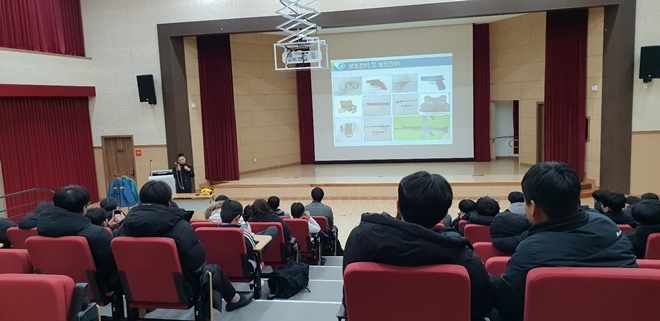 서의준 교위가 '교정직 공무원의 직업관과 미래 비전'을 주제로 특강을 하고 있다.(사진제공=광주솔로몬로파크)