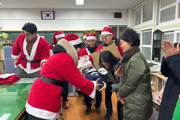 에스알 빛고을봉사단 ‘모두의 산타’ 활동.(사진=SR)