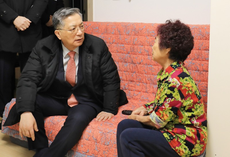 이한준 LH사장이 강릉 산불 피해 이재민 세대를 방문해 이야기 나누고 있다.(사진=LH)