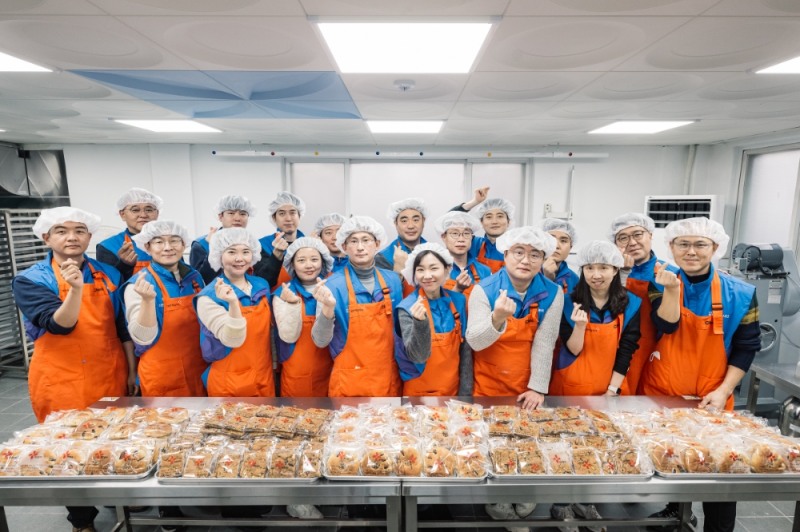 지난 19일 서울시 남영동 소재 대한적십자회 용산빵나눔터에서 ‘사랑의 빵만들기’ 봉사활동 후 신한라이프 자산운용그룹 구도현 그룹장(앞줄 가운데)과 임직원들이 기념 촬영을 하고 있다. 사진=신한라이프