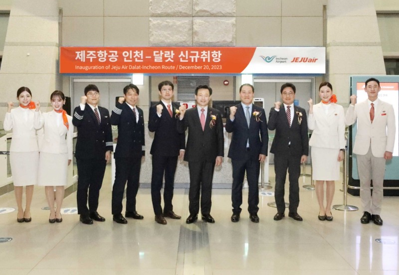 인천국제공항에서 진행된 인천~달랏 노선 신규취항식에 참석한 김이배 대표이사(오른쪽에서 다섯번째) 등 관계자들이 신규 취항편 승무원들과 기념촬영을 하고 있다.(사진=제주항공)