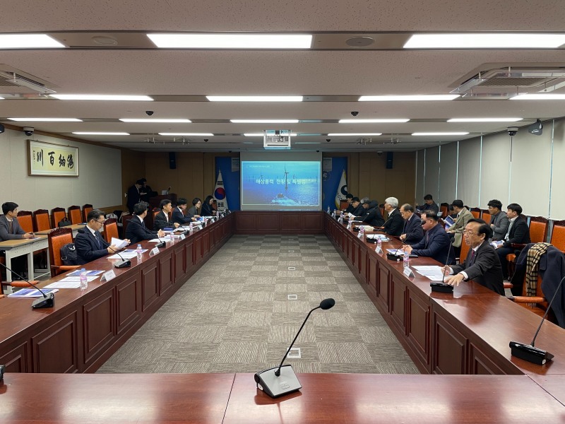 수협중앙회와 해양수산부가 지난 20일 세종정부청사에서 해상풍력 간담회를 열고 수산업계의 의견을 청취하고 있다.(사진= 수협중앙회)