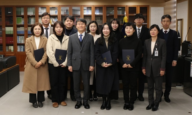 박치봉 법원장(앞줄 왼쪽 세번째)이 21일 법원장실에서 소년·가정·아동보호사건의 적정한 심리와 보호처분 집행에 기여한 외부기관 공로자에게 감사장을 전달하고 기념촬영.(사진제공=부산가정법원)
