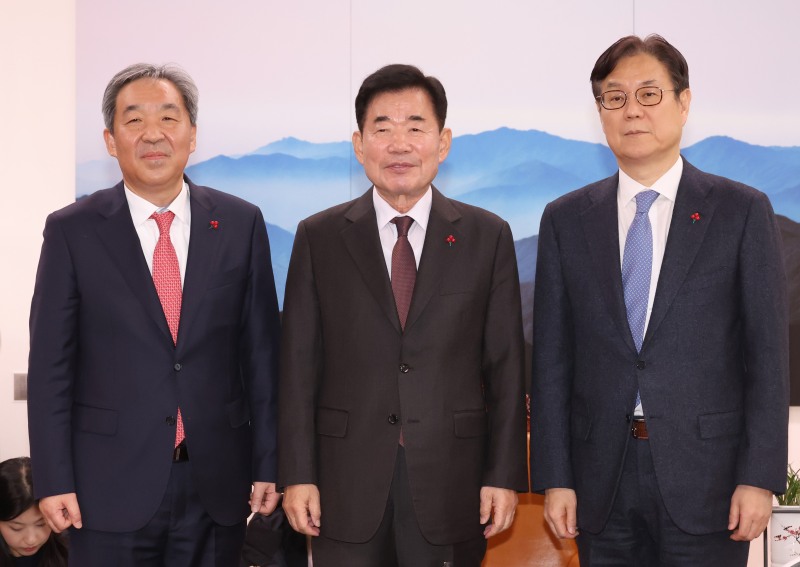 지난 22일 국회를 방문한 한오섭 정무수석(왼쪽)과 이관섭 정책실장(오른쪽)이 김진표 국회의장과 만나 기념 촬영을 하고 있다. (사진=연합뉴스)