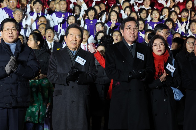 더불어민주당 이낙연 전 대표와 정세균 전 국무총리가 저녁 서울 여의도순복음교회에서 열린 '거룩한 기다림'의 밤 행사에 참석, 박수를 치고 있다. (사진=연합뉴스)