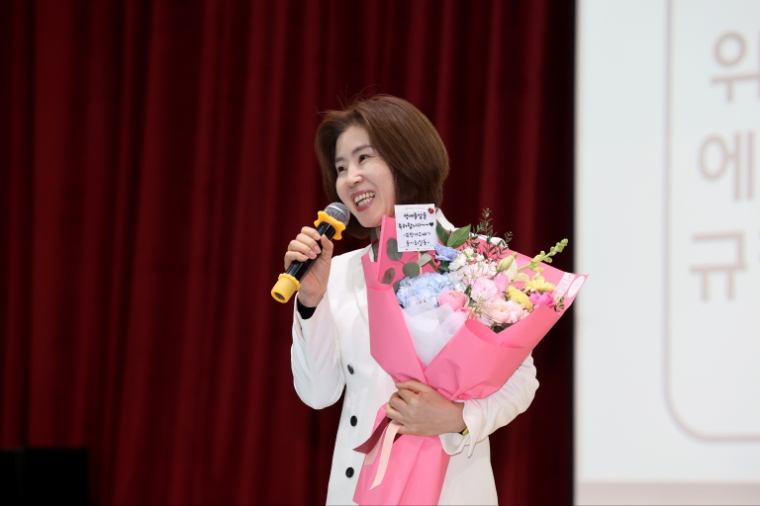 지난 26일 김미애 의원은 포항여고 졸업식에서 35년 만에 명예 졸업장을 받고 인사말을 하고 있다. (사진=의원실)
