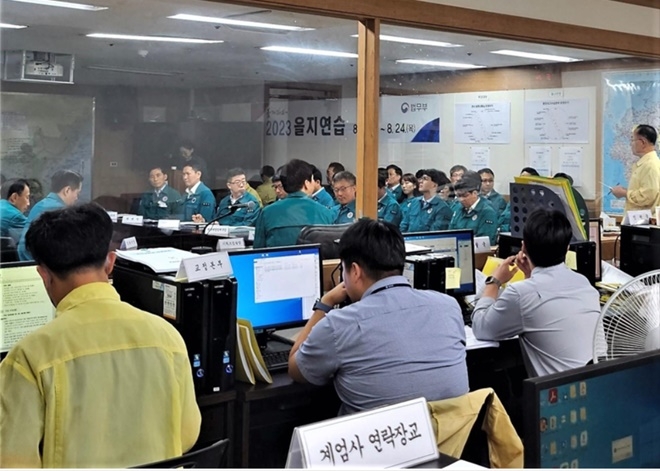 8월 24일 법무부 종합상황실에서 실시한 을지연습 상황보고 검토회의 모습.(제공=법무부)