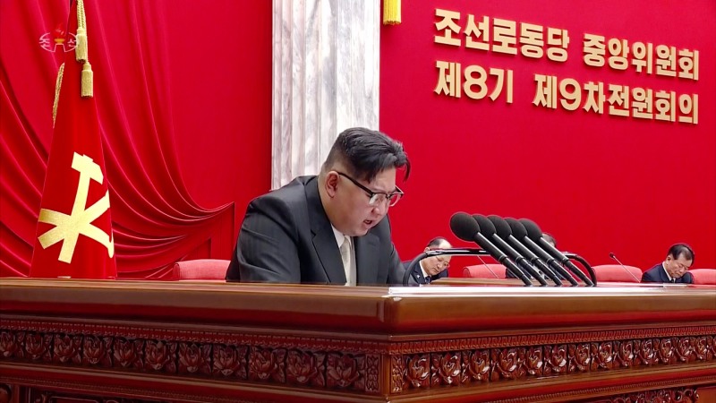 북한 김정은 국무위원장이 노동당 제8기 제9차 전원회의 2일차인 27일 회의에서 "2024년도 투쟁방향에 대한 강령적인 결론을 했다"고 조선중앙TV가 28일 보도했다. 사진=연합뉴스