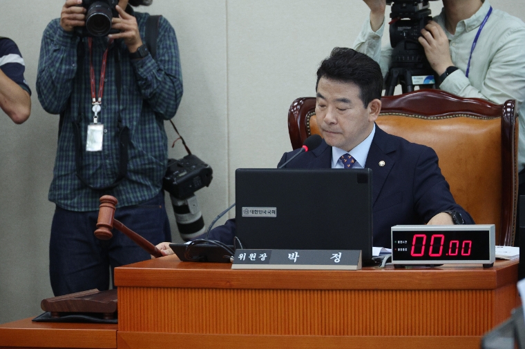 지난 8월 17일 국회에서 박정 위원장이 회의를 주재하고 있다. (사진=연합뉴스)