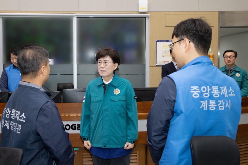 한국가스공사는 2일, 대구 본사 중앙통제실에서 천연가스 생산·공급 현황을 긴급 점검한 후, 전 임직원들과 함께 ‘2024년 시무식’을 개최했다.(중앙 최연혜 가스공사 사장). (사진=한국가스공사)