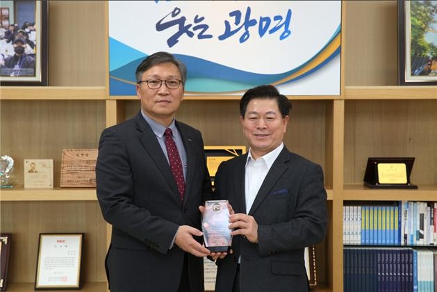 이홍복 경륜경정총괄본부장(좌측)이 박승원 광명시장으로부터 감사패를 받고 기념사진을 촬영하고 있다. (사진=국민체육진흥공단)