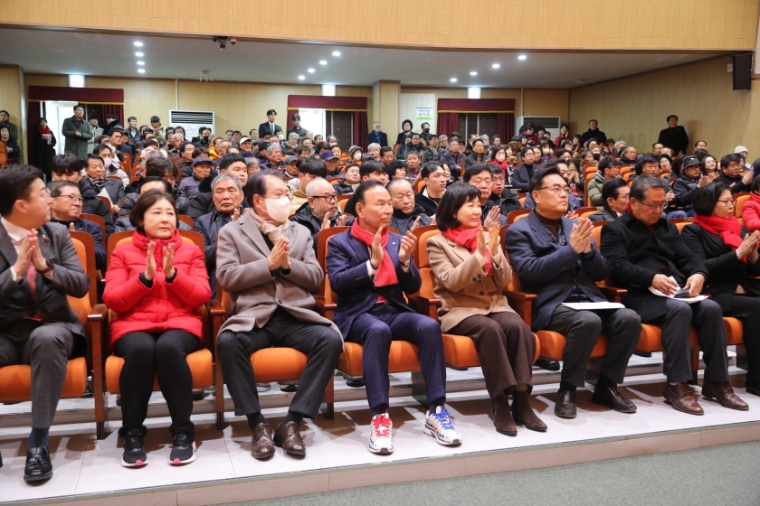 3일 박덕흠 의원(앞줄 왼쪽 네번째) 의정보고회가 괴산군에서 열렸다. (사진=의원실)