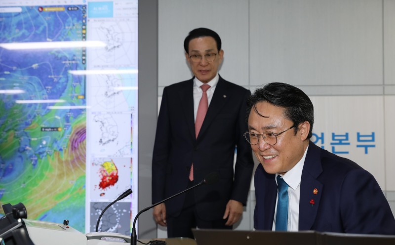 강도형 신임 해양수산부 장관이 4일, 수협중앙회에 방문해 조업중인 어업인과 소통하며 첫 업무를 시작하고 있다. (사진=수협중앙회)