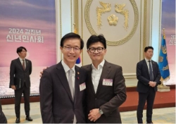 신년회에 참석한 방문규 (왼쪽) 전 산업부 장관