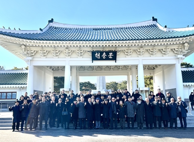 박준희 회장(앞줄 왼쪽 10번째)이 직원 등 참석자들과 기념촬영.(사진제공=아이넷방송)