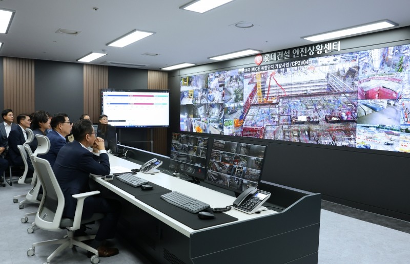 롯데건설 박현철 부회장이 서초구 잠원동 소재 본사에 위치한 안전상황센터에서 전국 현장을 점검하고 있다.(사진=롯데건설)