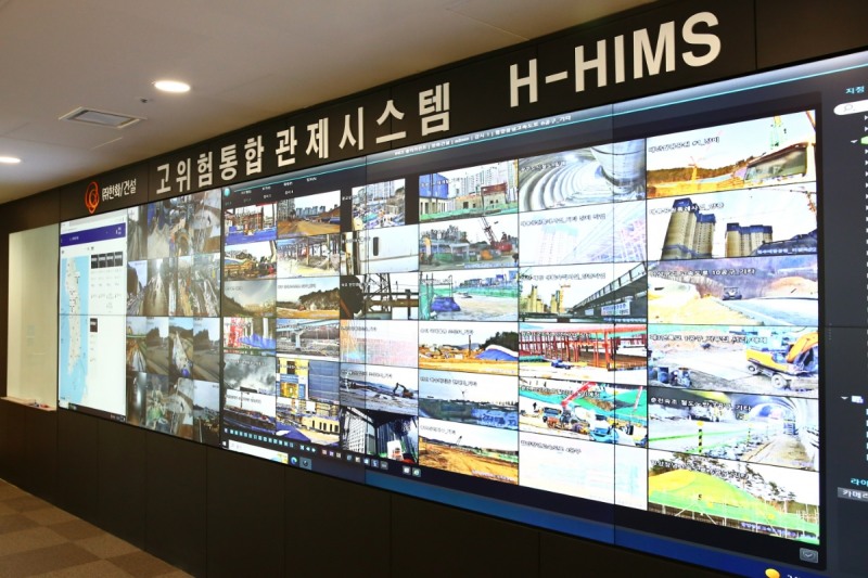 고위험 통합관제시스템 모니터링룸.(사진=한화 건설부문)