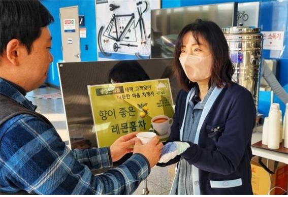 광명스피돔에서 조기입장 하는 열성팬 1200명을 대상으로 따뜻한 음료를 제공하고 있다. (사진=국민체육진흥공단)