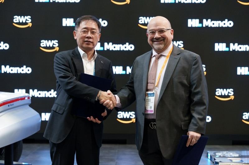 HL만도 조성현 부회장(왼쪽), AWS 야세르 알사이드 IoT 부문 부사장(오른쪽).(사지=HL만도)