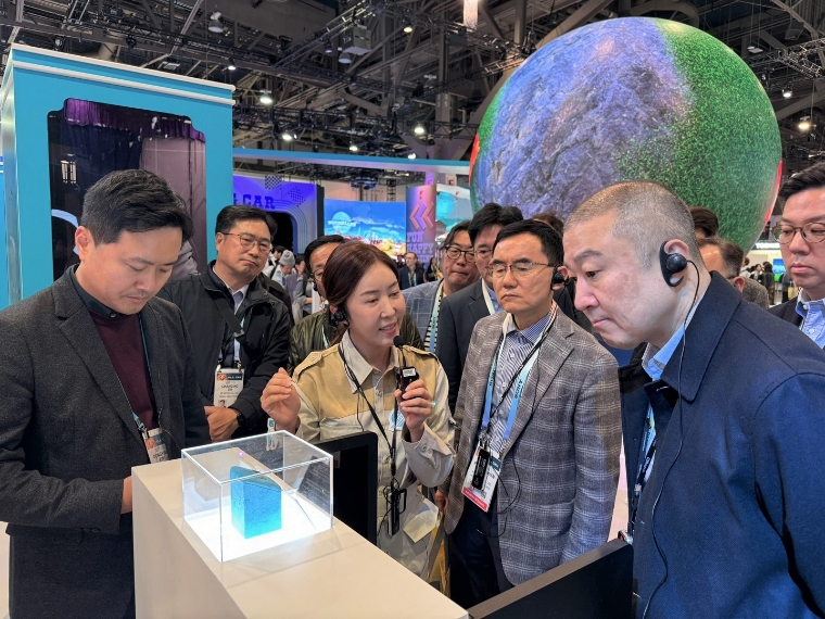 구자은 LS그룹 회장(오른쪽)이 CES 2024에서 SK하이닉스의 고대역폭 메모리(HBM) 관련 전시물을 관람하고 있다. 사진=LS그룹