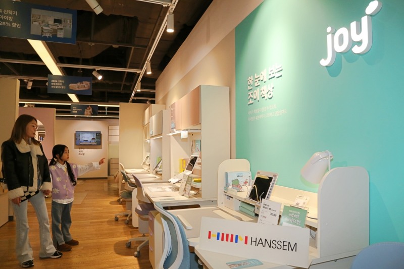 한샘디자인파크에서 고객이 조이S 2 신제품을 살펴보고 있다.(사진=한샘)