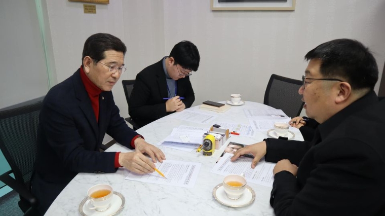 김학용 국회의원(왼쪽)이 문화재청 문화재보존국장과 면담하고 있다. (사진=의원실)