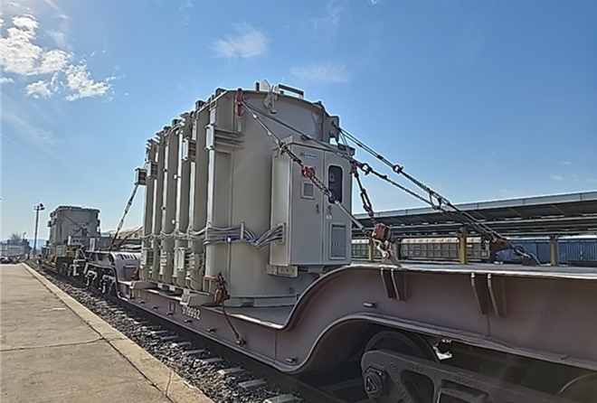 화물열차로 변압기를 수송하는 모습.(제공=한국철도 부산경남본부)