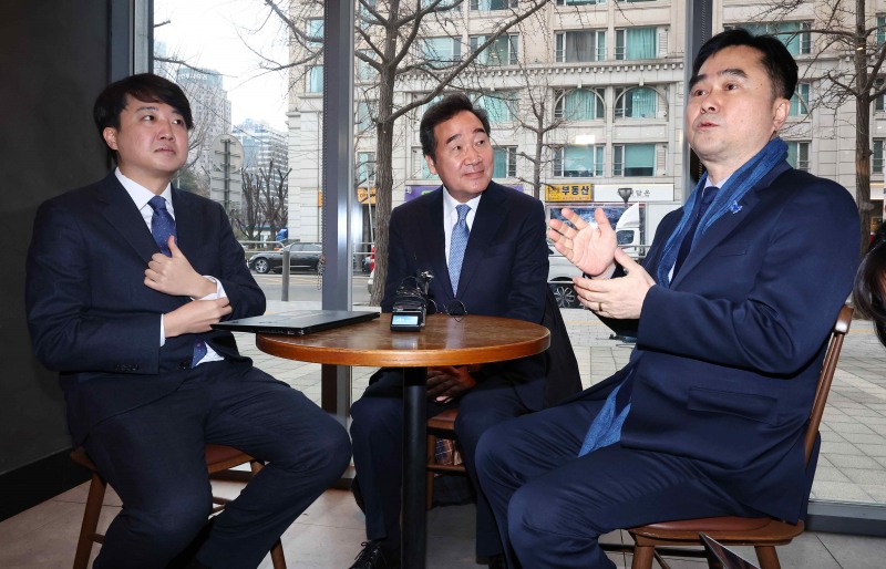 더불어민주당을 탈당한 이낙연 전 대표와 국민의힘에서 탈당한 이준석 개혁신당(가칭) 정강정책위원장, 비명(비이재명계)계 탈당 그룹인 '원칙과 상식'의 김종민 의원이 14일 오전 서울 영등포구 여의도 한 카페에서 회동하고 있다. 사진=연합뉴스
