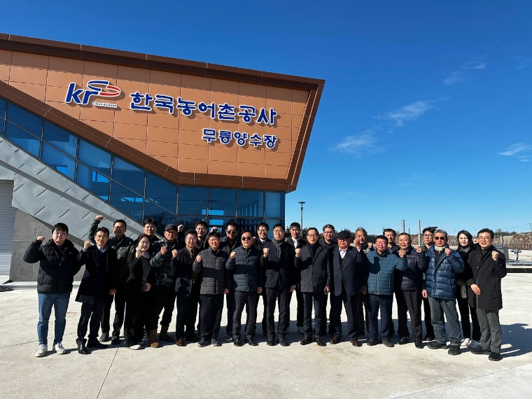 위성곤 의원(앞줄 가운데) 등은 농업용수개발사업 현장을 찾아 간담회를 진행하고 포즈를 취하고 있다 (사진=의원실)