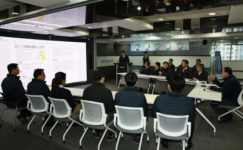 노동진 수협중앙회장이 18일, 수협 안전조업상황실에서 보령에서 발생한 어선사고 현황에 대해서 보고 받고 있다. (사진=수협중앙회)