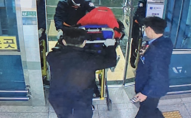 지난5일 동해선 신해운대역에서 응급환자를 119에 인계하는 모습.(사진제공=코레일 부산경남본부)