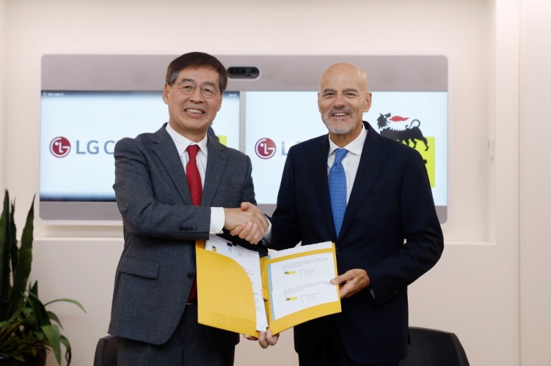 LG화학 신학철 부회장(왼쪽)이 이엔아이(ENI) CEO 클라우디오 데스칼지(Claudio Descalzi)와 차세대 바이오 오일(HVO) 합작법인 설립을 위한 본계약을 체결하고 기념촬영을 하고 있다. 사진=LG화학