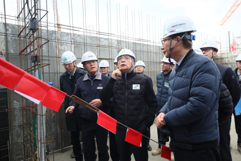 이한준 LH사장이 지난 19일, 화성향남2 A22BL 아파트 건설현장을 방문해 건설혁신 이행현황을 점검하고 있다.(사진=LH)