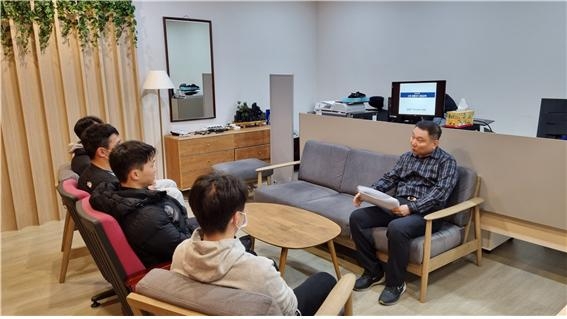 광명스피돔 경륜선수동에서 제2회차 입소한 28기 신인선수(4명)를 대상으로 교육을 진행하고 있다.(사진=국민체육진흥공단)